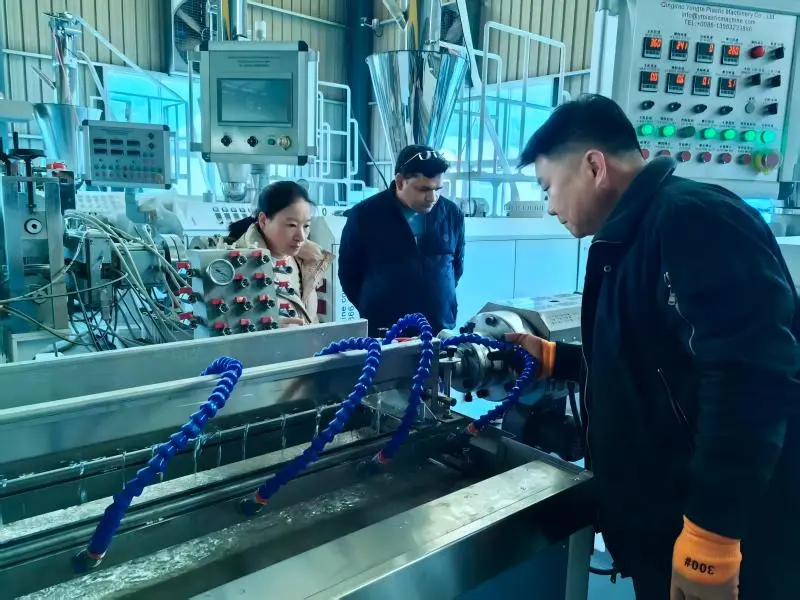 Mașină cu țevi de irigare din cauciuc care funcționează la fața locului pentru clientul din India