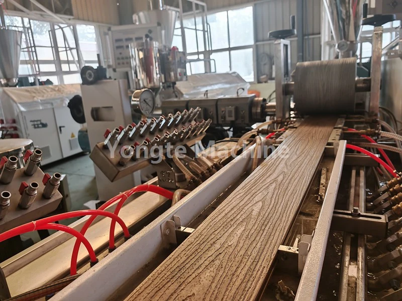 Yongte a asistat clientul în optimizarea liniei de extrudare a profilului WPC, rezultând o creștere cu 40% a eficienței producției