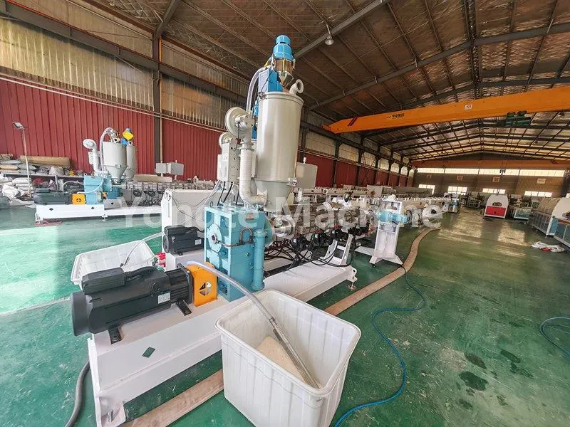 Linia de extrudare a conductelor cu trei straturi Yongte 16-63 mm PPR pentru clienții algerieni a finalizat cu succes punerea în funcțiune și acceptarea