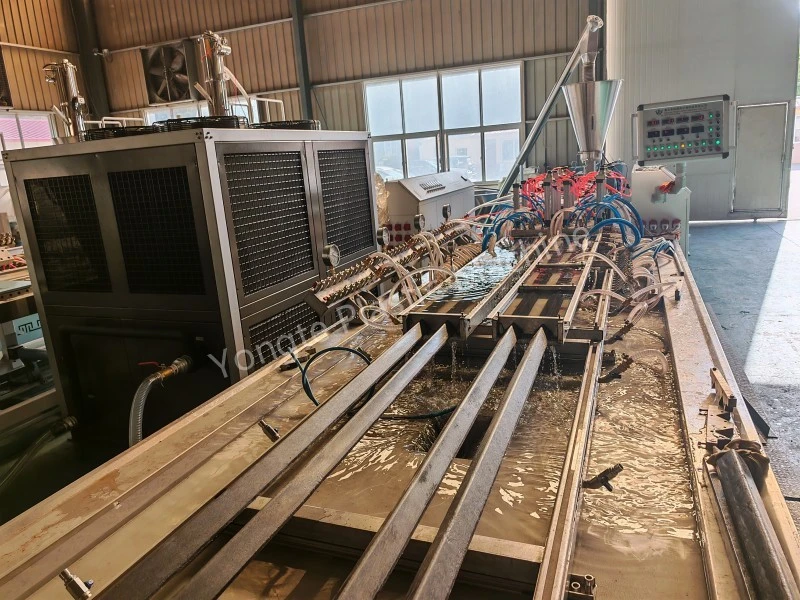 Mașina de extrudare a profilului din plastic reciclat cu 4 cavități atinge o viteză mare de 8 metri/minut