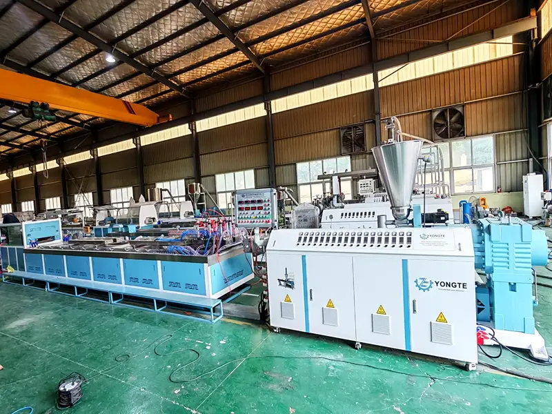 Soluție tehnică pentru rezolvarea vitezei de extrudare dezechilibrate a liniei de extrudare a profilelor din plastic cu patru cavități