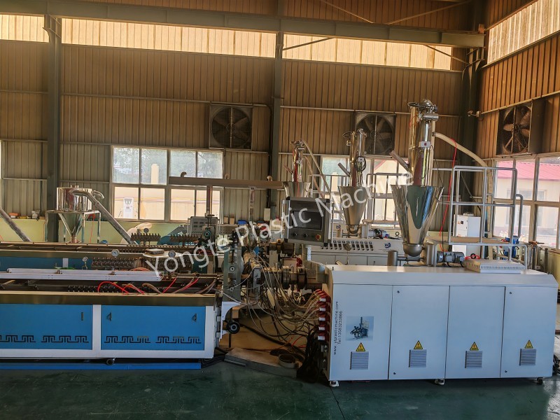 Yongte pune în funcțiune cu succes o nouă linie de coextrudere cu tehnologie de gofrare 3D în linie pentru podele WPC
