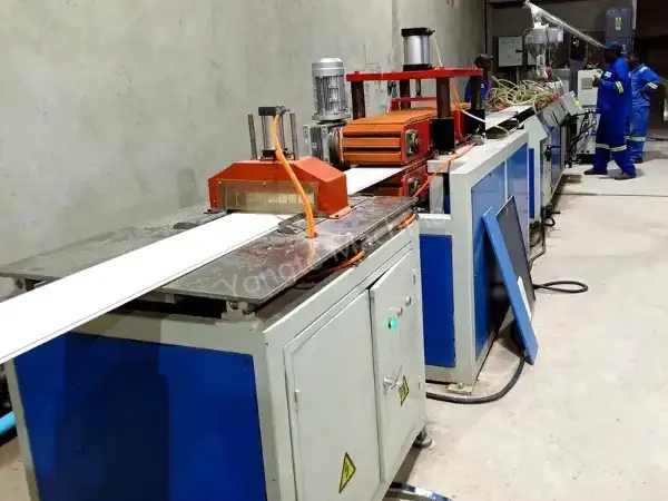 Mașină de fabricat tavan din PVC african