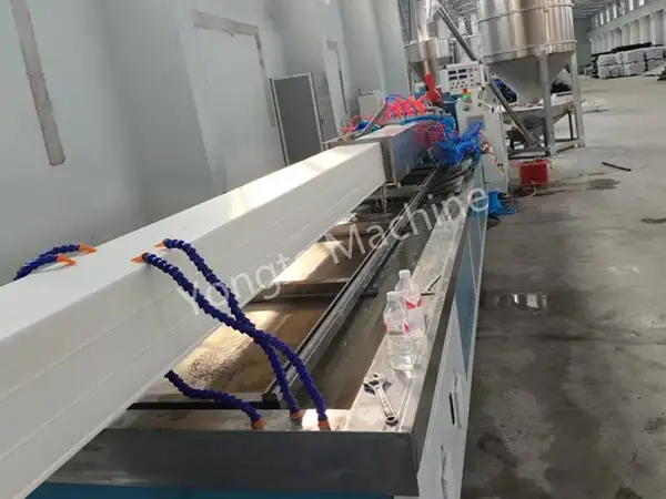 China Mașină de fabricare a profilului pentru jgheab de ploaie din PVC