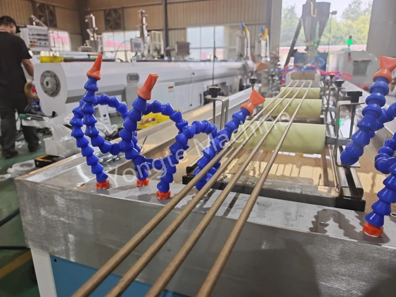 Mașină de fabricat țevi WPC din China cu patru cavități