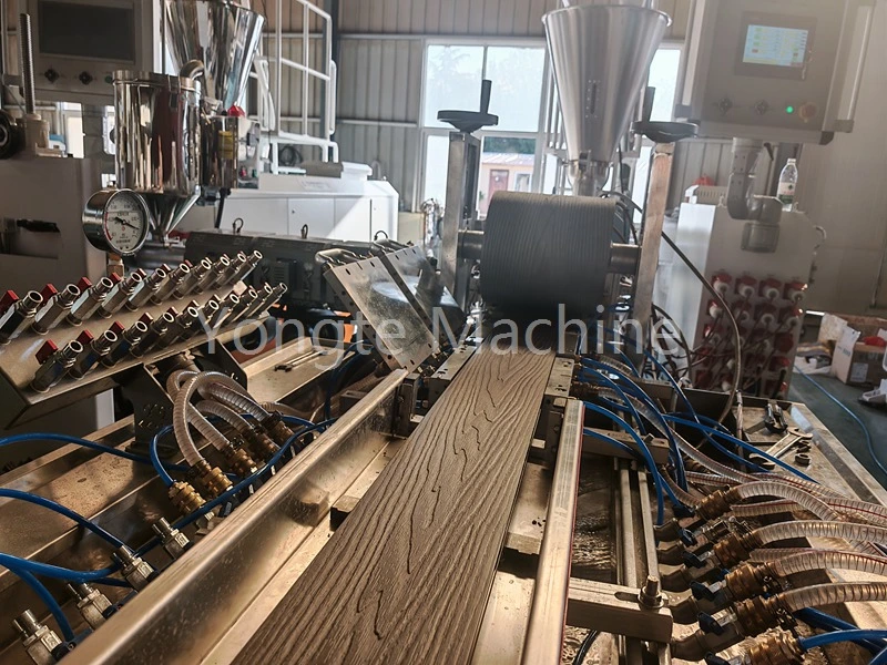 Mașina Transformă deșeurile de plastic în profil WPC