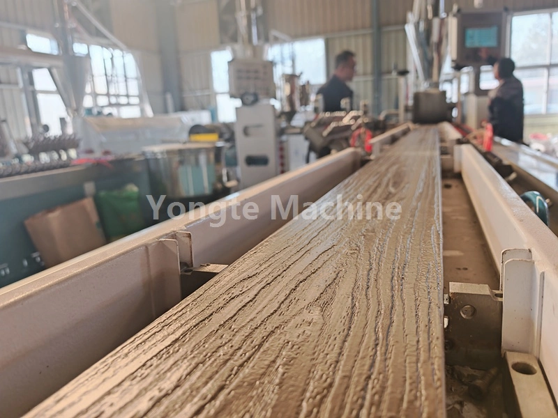 Mașină compozită de plastic și deșeuri textile