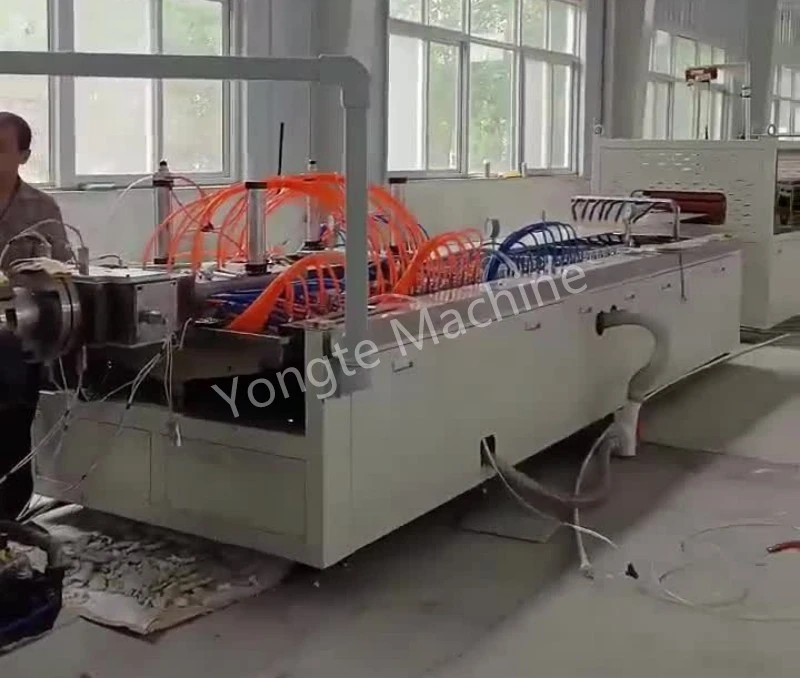 Linia de extrudare a panourilor de perete din PVC instalată cu succes în China
