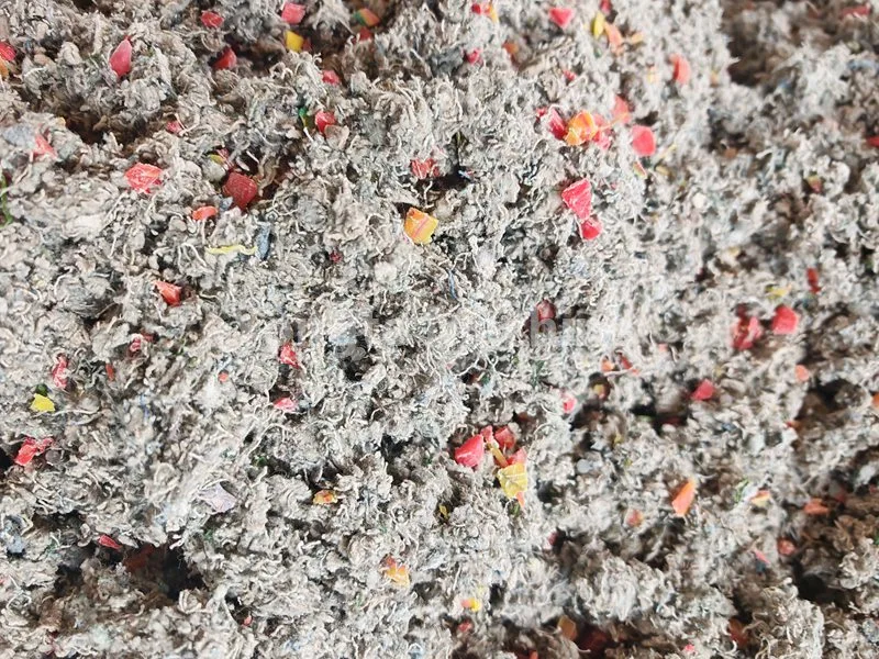 Reciclarea deșeurilor de haine și mașină de compozit din plastic