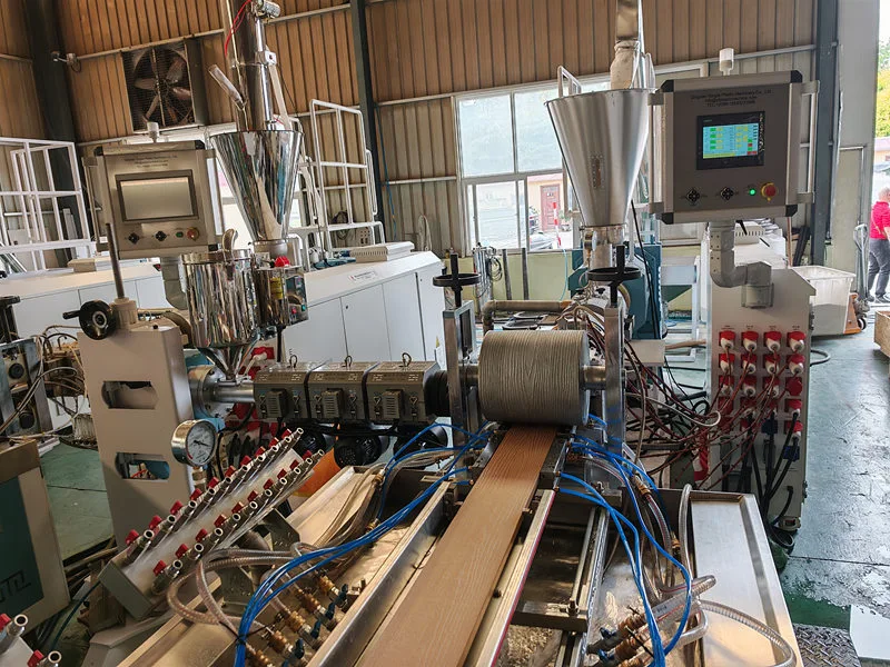 Mașină de producție WPC pentru 50-70% pulbere de lemn